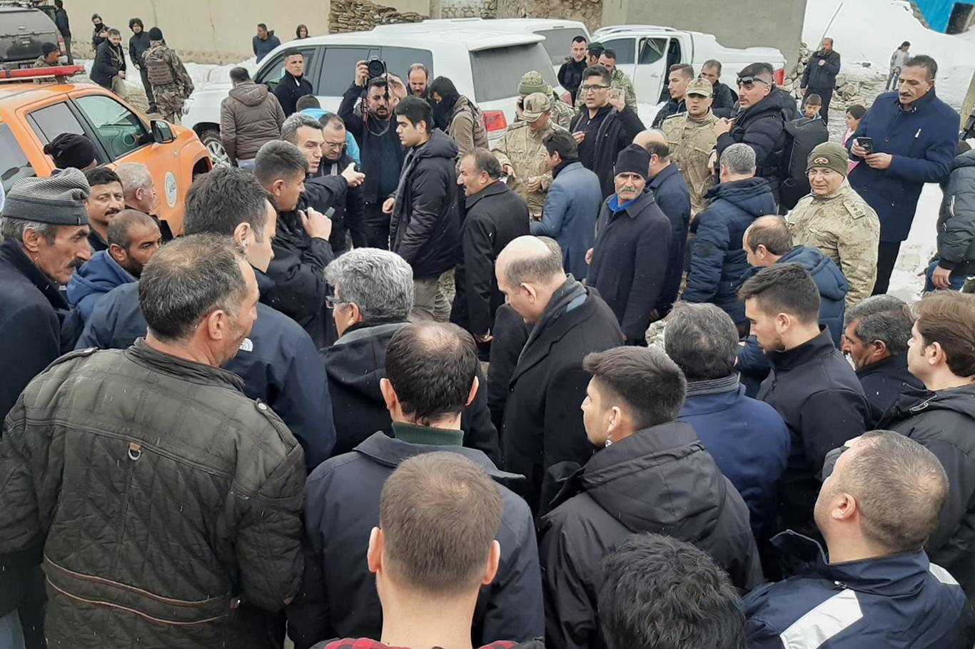 İçişleri Bakanı Süleyman Soylu deprem bölgesini ziyaret etti